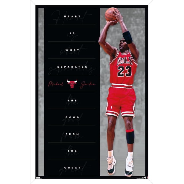 Michael Jordan - Affiche Murale Cœur, 22,375 Po x 34 Po Montrant Michael Jordan avec un Numéro de Chandail des Chicago Bulls Rouge 23, Saut au Milieu Tirant un Ballon de basketball sur un Fond Gris. le Côté Gauche Affiche la Citation « le Cœur Est Ce Qui Sépare le Bon du Grand » en Texte Blanc et Rouge avec le logo des Chicago Bulls et la signature de Michael Jordan en Écriture Rouge. Convient à la Décoration Murale de Salle de Sport Ou de Bureau.