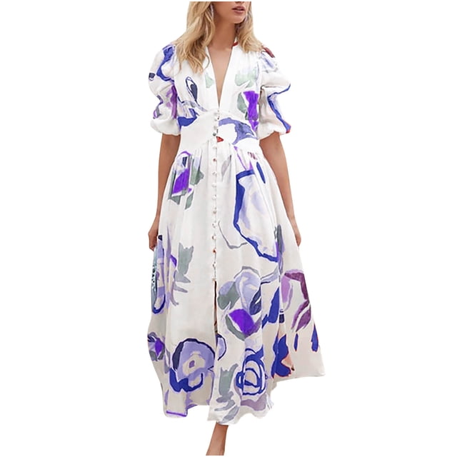 Cameland Robe Décontractée pour Femmes d'Été à Manches Courtes Imprimées, Col en V à Volants. la Robe Présente une base Blanche avec des Imprimés Floraux Violets et Bleus Vibrants, un Col en V, des Manches Courtes Bouffantes et un Ourlet à Volants. Fabriquée en polyester Léger, Elle Est Conçue pour les occasions d'Été et de Printemps comme les Mariages, les Fêtes Ou les Sorties Décontractées. Offerte en Tailles P à TTTG.