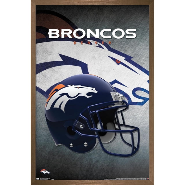 NFL Denver Broncos - Affiche Murale de Casque 16, 22,375 Pouces x 34 Pouces Montrant une Vue Latérale d'Un Casque de football Bleu Marine avec le logo du Cheval Blanc et orange des Denver Broncos, sur Fond Gris Texturé avec un Grand Emblème des Broncos Délavé et le Mot « Broncos » en Lettres Blanches au-Dessus. l'Affiche Encadrée Convient pour Décorer les Chambres de Fans de Sport Ou les Bureaux.