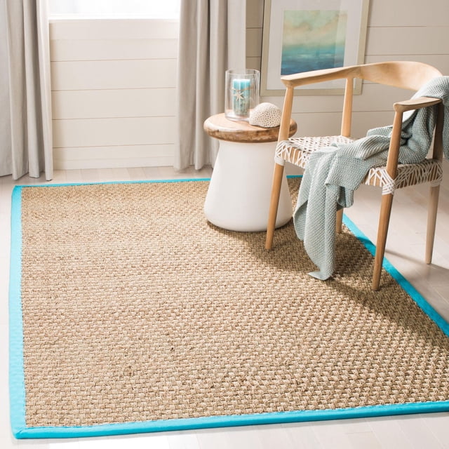 Safavieh Tapis à Bordure d'Arbre en Fibre Naturelle avec texture Tressée en sisal Naturel et Bordure turquoise sur Plancher de Bois Franc Clair, à Côté d'Une Chaise en Bois avec Siège Tressé et d'Une table d'Appoint Blanche Tenant une Bougie et Décor Corail, Convient aux Intérieurs Côtiers Ou Décontractés.