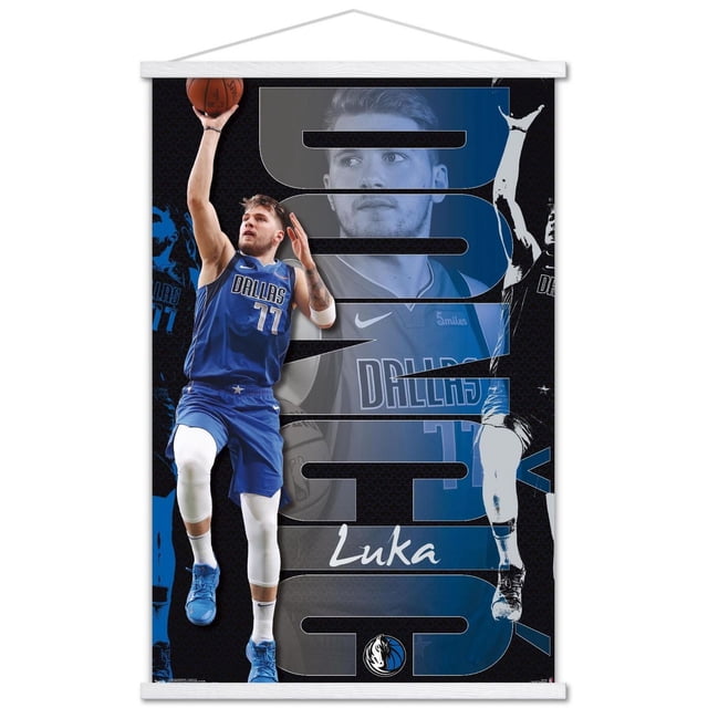 NBA Dallas Mavericks - Luka Doncic 19 Affiche Murale, 22,375 Pouces x 34 Pouces Représentant Luka Doncic en Bleu, Maillot des Dallas Mavericks Numéro 77 Prenant un Coup de Pied à Gauche, avec une Grande image de Fond de Son Torse derrière un Texte « Dallas » Stylisé, le Nom « Luka » en Écriture Blanche Près du Bas, et le logo des Dallas Mavericks Dessous. Idéal pour la Déco de Chambre de fan de sports Ou l'Art Mural de Bureau