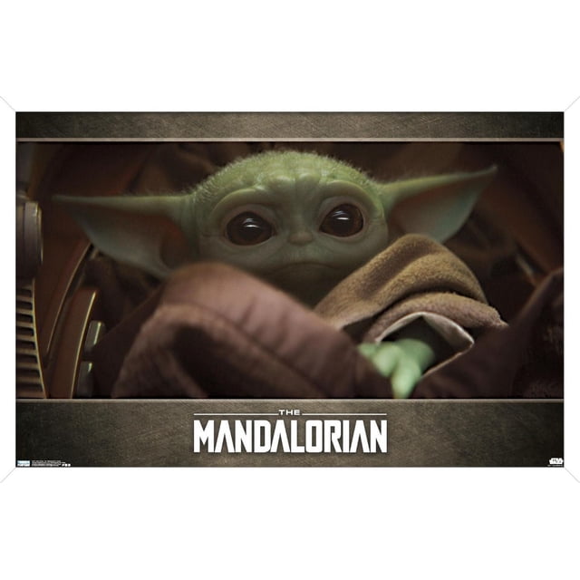 Star Wars : The Mandalorian - Affiche Murale Yeux, 22,375 Po x 34 Po Montrant un Gros Plan Centré de Grogu (Baby Yoda) aux Grands Yeux Sombres et à la Peau Verte, Enveloppé d'Une robe Brune Texturée, sur un Fond Sombre avec le Titre The Mandalorian en Dessous, Convient à la Décoration Murale de Chambre Ou de Bureau.