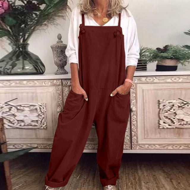 Fankiway Combinaison Salopette Décontractée Ample pour Femme, Couleur Bordeaux Unie, Fabriquée en Mélange de Coton et de Lin. la Combinaison Présente des Bretelles Ajustables, un design Sans Manches, une Taille Élastique Froncée, des Jambes Larges et Deux Poches Latérales. Conçue avec un Haut Blanc en Dessous, la Combinaison Est Présentée dans un Décor Intérieur Douillet avec des Meubles Décoratifs et des Plantes en Arrière-Plan. Taille P.