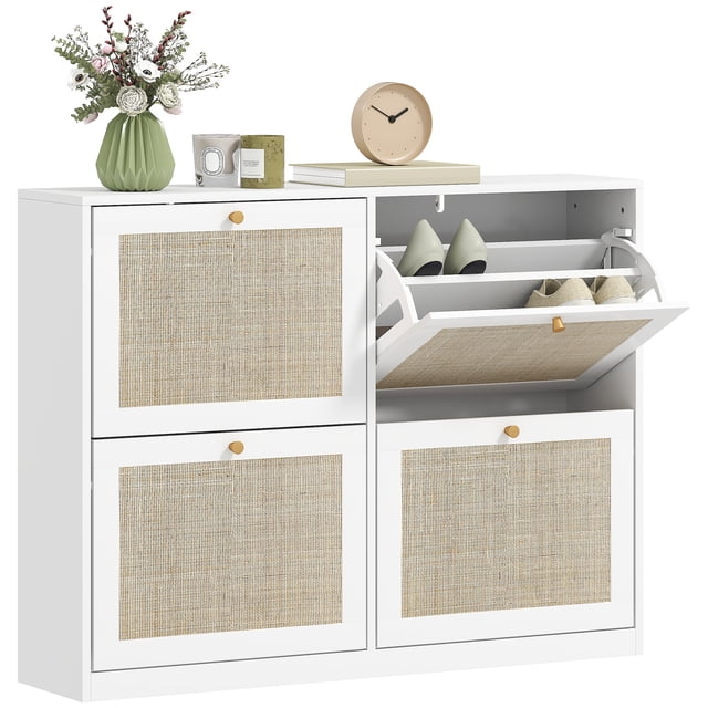 HOMCOM Armoire à Chaussures Étroite avec 4 Tiroirs Basculants pour Entrée Couloir Blanc Mince Armoire Blanche avec Quatre Tiroirs Basculants à l'Avant avec Façades en Rotin Naturel et Boutons Dorés. Fini Panneau de Particules Effet Mélamine avec Tablettes Réglables à Deux Niveaux Supporte jusqu'à 20 Paires; Compacte 41.3 Po (105 cm) L x 9.4 Po (24 cm) P x 31.5 Po (80 cm) H pour Entrées Étroites, Utilisée Souvent pour Ranger des Foulards Ou de Petits Linges.