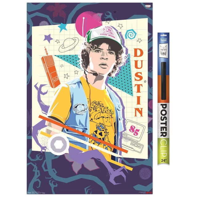 Netflix Stranger Things : Saison 3 - Affiche Murale Dustin, 14,725 Pouces x 22,375 Pouces Affiche Encadrée Représentant Dustin Portant une Casquette Blanche et Verte, un t-shirt Dinosaure Jaune et un Gilet Bleu. l'Arrière-plan Comprend des Icônes Rétro des Années 1980 comme un Talkie-Walkie, des Étoiles, une Planète et un Ordinateur vintage avec '85. le Nom 'DUSTIN' Est Affiché Verticalement en orange sur une Toile de Fond