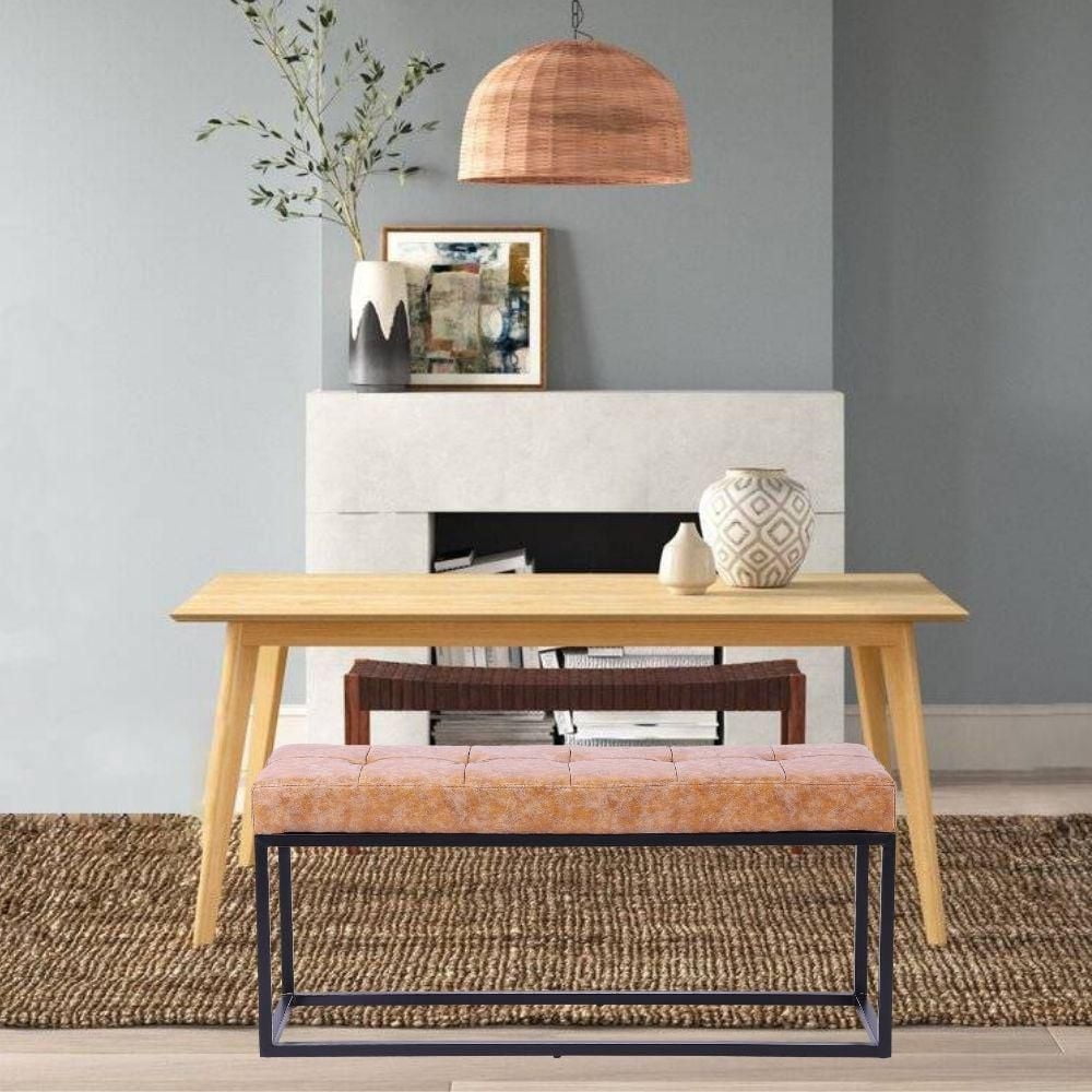 Banc Oli Tan avec cadre noir, revêtement en cuir au fini beige vieilli, pouf élégant, banc rectangulaire, banc d'intérieur, idéal pour la salle à manger, le salon, la chambre, l'entrée, le couloir