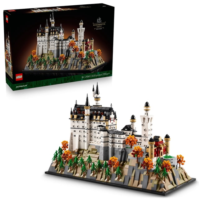 LEGO Architecture Château de Neuschwanstein Casse-Tête 3D pour Adultes 18+, un Modèle de 3 455 Pcs Présentant le Château Emblématique de la Bavière avec des Tours à Tourelle Blanches et Beiges, des Toits Noirs et une base Rocheuse avec des Pins Verts et un Feuillage d'Automne orange, Exposé avec Sa Boîte d'Emballage.