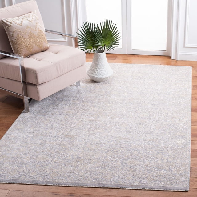 SAFAVIEH Webster Jolyon Tapis Traditionnel Floral pour Aire avec Poil Moyen Coupé et Motifs Floraux Détaillés dans des Tons beige et Gris Doux, Posé sur un Plancher de Bois Franc sous un Fauteuil beige avec Accoudoirs Chromés et un Oreiller en zigzag Doré, à Côté d'Un vase Texturé Blanc Tenant des Feuilles de Palmier Vertes. Ce Tapis d'Accent durable Présente une Patine antique et une Finition Scintillante, Idéal pour Ajouter du Confort et du style aux Espaces de Vie.