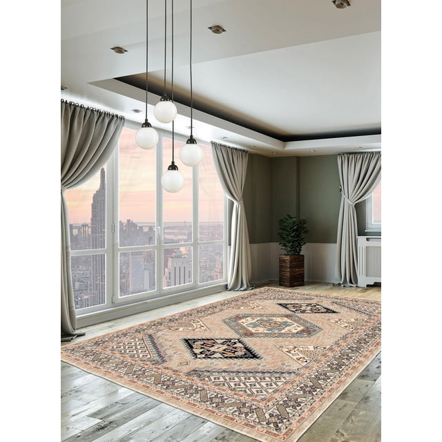 ECARPET Qashqai Tapis Ivoire Présentant des Motifs Tribaux Persans en Tons Ivoire, beige, Noir et Bleu Atténué, Posé sur un Plancher de Bois Clair dans une Pièce Moderne avec de Grandes Fenêtres Montrant une Ligne d'Horizon de Ville au Coucher du Soleil. la Pièce Comprend des Rideaux Beiges, une Plante en Pot dans un Cache-Pot en Bois et un Cache-Radiateur Blanc. le Tapis Ajoute du Charme et du Raffinement et Est Souvent Utilisé pour Accentuer les Zones d'Assise.
