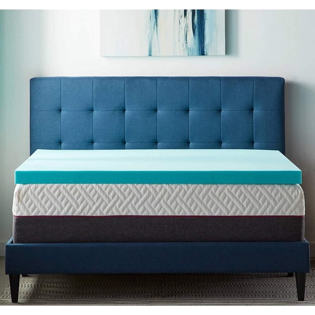 ViscoLogic Surmatelas en Mousse Mémoire Gel de 2 Pouces Sans Housse, Surmatelas Simple Affiché sur un Lit avec une Tête de Lit Rembourrée Bleue. le Surmatelas en Mousse Mémoire Infusée de Gel Est Bleu Pâle et Conçu pour Se Conformer au Corps, Offrant un Soulagement des Points de Pression et un Contrôle de la Température. le Surmatelas Présente une Conception Ventilée pour une Respirabilité et une Circulation d'Air Accrues, Assurant une Expérience de Sommeil Confortable. Compressé et Roulé pour une Expédition Facile, Il Faut jusqu'à 72 Heures pour s'Élargir Complètement après
