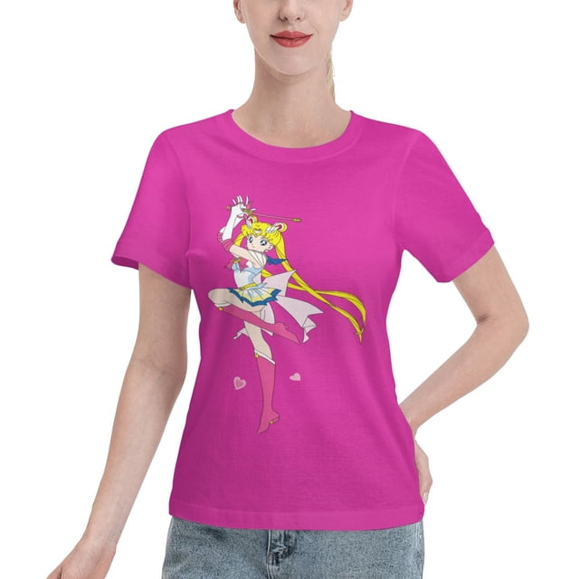 T-Shirt Basique à Manches Courtes pour Femmes Sailor Moon Moon Hare avec une Couleur Rose Vibrante et une Impression Graphique de Sailor Moon en pose d'Action. Fabriqué en 100 % Coton, Ce T-Shirt à Manches Courtes à Col Rond Offre une Coupe Régulière et une texture Douce, Légèrement Extensible. Convient au Port Quotidien, à la Maison, aux Voyages Ou aux Activités de Mise en Forme.