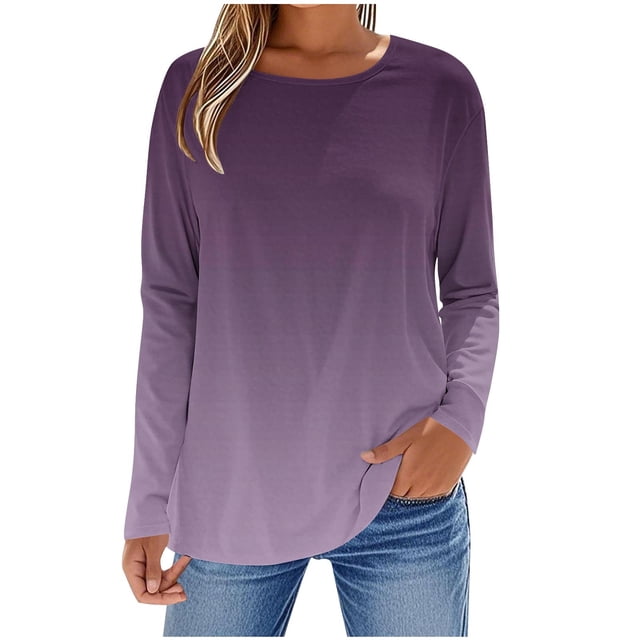 SROBPTY Longues Chandails à Manches pour Femmes, T-Shirt à Col Rond à Manches Longues pour Femmes avec Imprimé d'Automne en Dégradé Violet, Taille G. Ce T-Shirt Coupe Décontractée Présente une Encolure Ronde et des Manches Longues, Fabriqué en Tissu Doux et Agréable pour la Peau. Idéal pour un Usage Décontracté et Quotidien, Ainsi Que pour des occasions comme les Anniversaires, les Fêtes et les Réglages à la Maison. le T-Shirt Est Assorti à des jeans Bleus sur l'Image.