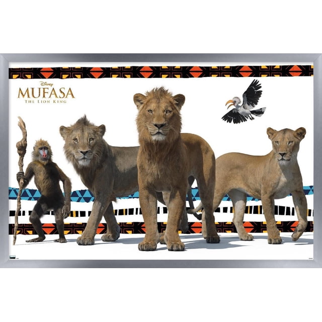 Disney Mufasa : Le Roi Lion - Affiche Murale de Groupe Représentant une Vue Frontale de Quatre Personnages : un Babouin Tenant un Bâton en Bois, un Jeune Lion, un Lion Adulte avec une Crinière et une Lionne, avec un Oiseau Cornouiller Volant au-Dessus, sur Fond Blanc avec des Motifs Tribaux Colorés en orange, Noir, Bleu et Blanc le Long des Bords du Haut et du Bas, Idéal pour la Déco de la Maison et la Décoration de Fête.