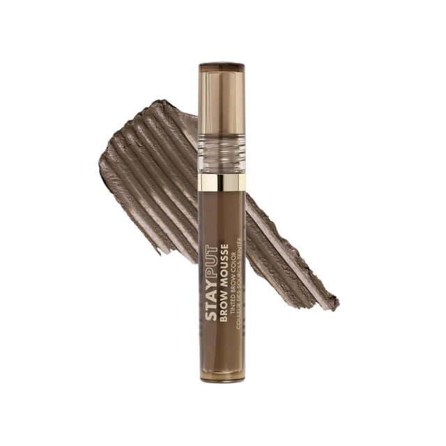 Milani Mousse Teintée pour Sourcils Stay Put en tube transparent Mince avec Capuchon beige, Montrée avec un Éclat de Mousse taupe Texturé derrière, avec une Formule Nourrissante Résistante aux Bavures Qui Épaissit et Teint les Sourcils jusqu'à 16 Heures, Convient aux Ados et aux Adultes.
