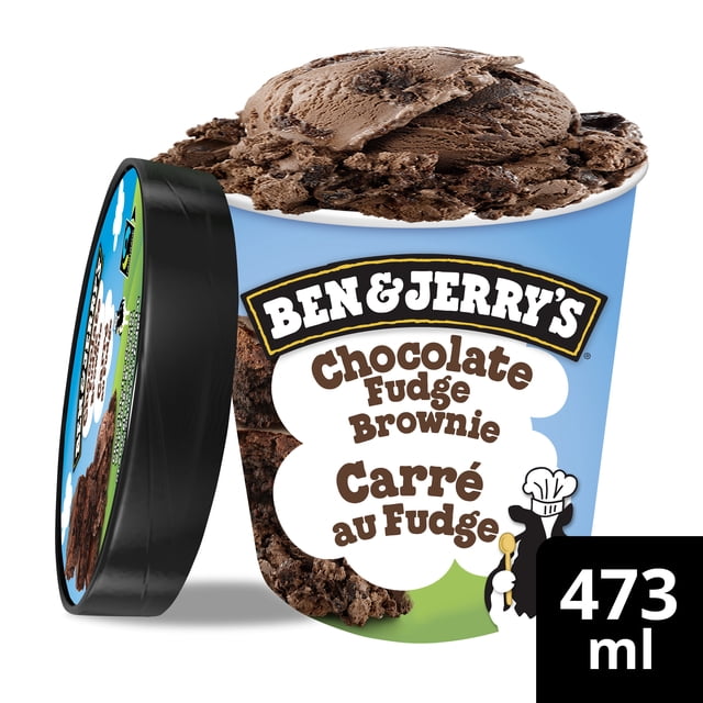 Ben & Jerry's Pinte de Crème Glacée au Brownie au Fudge au Chocolat dans un Contenant Bleu et Vert avec le logo de la Marque et un Nom de Produit Bilingue, Remplie de Crème Glacée au Chocolat Noir et de Morceaux de Brownie Moelleux, le Couvercle Noir Appuyé à Côté, Étiqueté 473 ml, Idéal pour le Plaisir des Desserts Glacés.