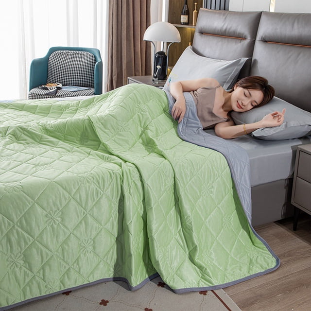 Meitianfacai Couette de Literie Double Verte, en polyester Doux avec Surpiqûres en Losange et Motifs Floraux. la Couette Mesure 39 Pouces par 60 Pouces et Convient à Toutes les Saisons. Elle Est Présentée Drapée sur un Lit dans un Cadre de Chambre Moderne avec une Personne Qui Se Repose Dessous. la Couette Est Légère, Lavable à la machine et Conçue pour le Confort et la Durabilité.