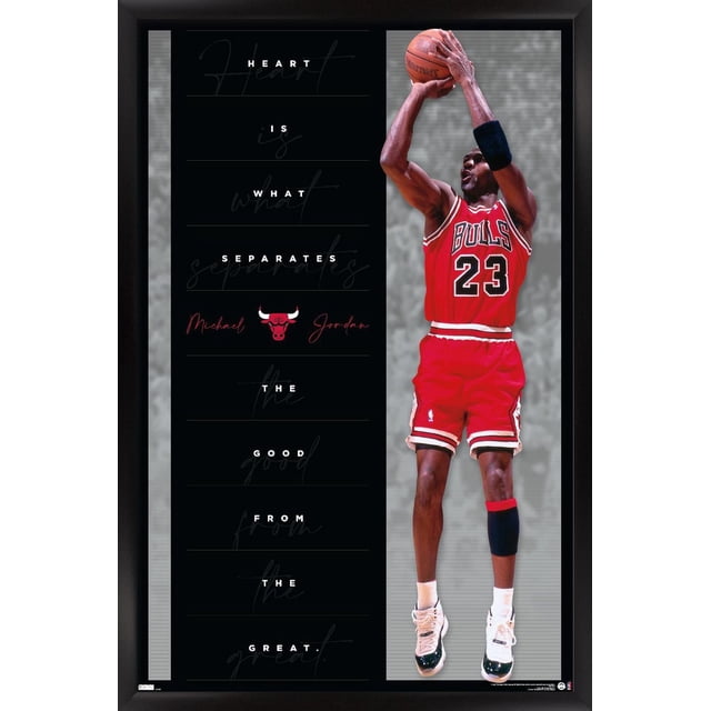 Michael Jordan - Affiche Murale Cœur, 22,375 Po x 34 Po Montrant Michael Jordan en Chandail Rouge des Chicago Bulls Numéro 23, Saut au Milieu Tirant un Ballon de basketball sur la Droite, avec un Panneau Noir et Gauche Mettant en Vedette la Citation « le Cœur Est Ce Qui Sépare les Bons des Grands » en Texte Blanc et le logo des Chicago Bulls en Rouge.