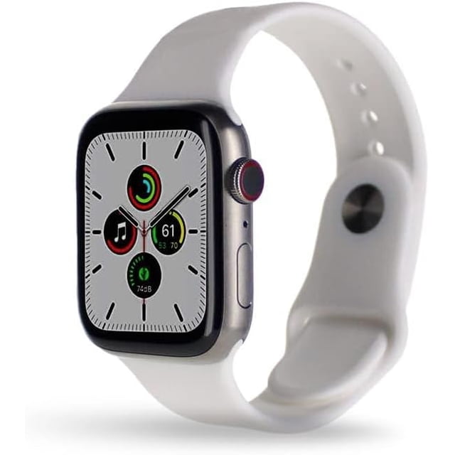Remis à Neuf Apple Watch Series 7 Stainless 41mm A2477 (GPS + Cellular) Titanium (Grade A+) Montré dans une Vue Orientée vers l'Avant avec un Bracelet sport Blanc. la Montre Présente un Grand Écran Retina Toujours Allumé, une Couronne Numérique avec accents Rouges, et Plusieurs widgets de Suivi d'Activité et de Santé sur l'Écran. Elle Est Conçue avec un Cristal avant Résistant aux Fissures, Résistance à la Poussière IP6X, et une Conception Résistante à la Nage. Ce Modèle Remis à Neuf Comprend un Adaptateur d'Alimentation Approuvé UL et un Câble de Chargement, Mais