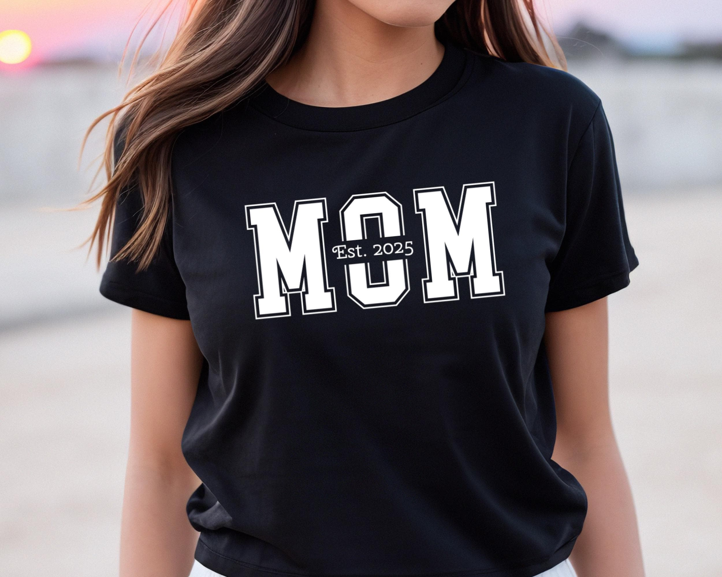 BAYCREWS T-Shirt Personnalisé Maman Est Rendez-Vous, T-Shirt Cadeau Fête des Mères, Cadeau Personnalisé pour Maman, Cadeau pour Épouse, T-Shirt Maternité, Révélation de Grossesse