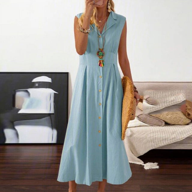 Zanvin Robe d'Été Sans Manches avec Col Rabattu et devant Boutonné. Fabriquée en Tissu Léger de Coton et de Lin, Cette Robe Décontractée Est Présentée en Bleu Pâle. la Robe Coupe Décontractée et Tombe à une Longueur midi, Idéale pour l'Été Ou les Vacances. Conçue avec un Collier Coloré et un Sac Tissé, le Décor Comprend un Espace Intérieur Douillet avec un sofa et des Éléments Décoratifs.