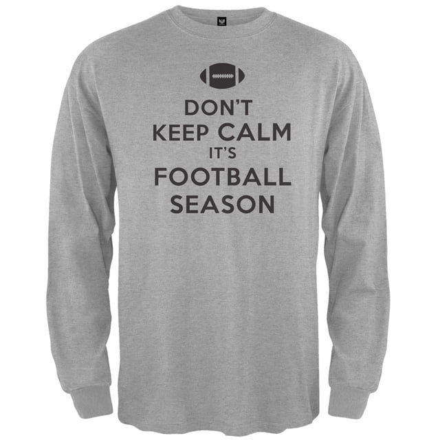 Ne Restez Pas Calme C'est la Saison de Football T-Shirt à Manches Longues Gris, Fait de 100 % Coton. Présente un Texte Noir Audacieux à l'Avant Lisant « Ne Restez Pas Calme C'est la Saison de Football » avec un Graphique de Football au-Dessus. Conçu pour les Passionnés de Football, Ce Chandail sous Licence Officielle Offre une Coupe Décontractée et des Manches Longues, Idéal pour Temps Plus Frais.