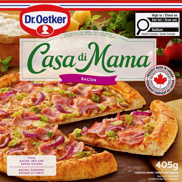 Dr. Oetker Casa di Mama Pizza au Bacon avec Croûte Artisanale, Nappée de Bacon, d'Oignons Rouges et Verts, et d'Edam Fondu et de Fromage mozzarella, Exposée Tranchée sur une Planche en Bois, Mettant en Valeur Sa Catégorie de Pizza Surgelée et Son Origine Canadienne.