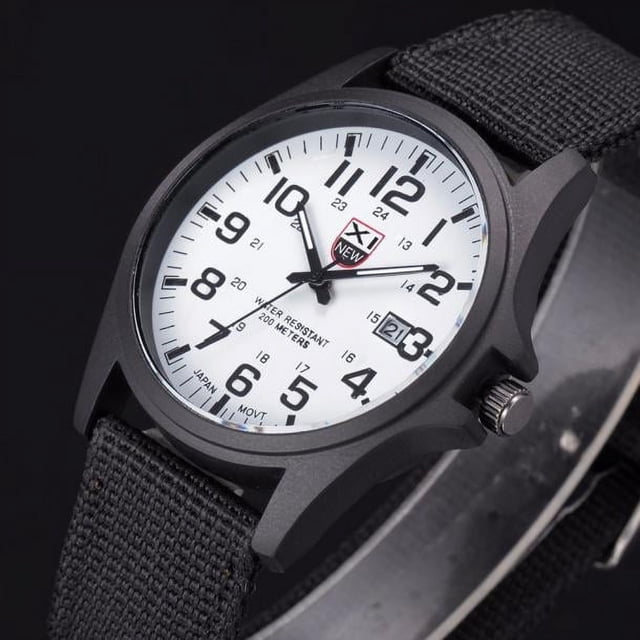 Montre-bracelet Militaire Sport Analogique à Quartz pour Hommes en Acier Inoxydable avec Date BK&WH, Comprenant un Bracelet en Toile Noir, un Cadran Analogique Blanc avec des Chiffres Noirs Audacieux et un Boîtier en Acier Inoxydable. la Montre Comprend un Affichage de la Date, un Mouvement à Quartz et un Fermoir à Crochet et Boucle. Conçue pour un Usage Décontracté et Extérieur, Elle Est Étanche à la Vie et Mesure 4 cm de Diamètre de Boîtier avec une Longueur de Bracelet de 24,5 cm.