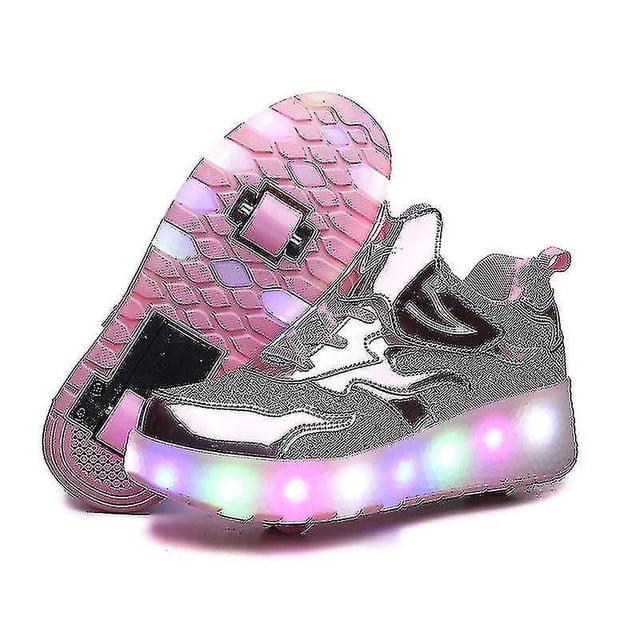 Nouvelles Chaussures de Patin à Roulettes pour Enfants 2023 à Chargement USB, Chaussures Lumineuses à Roulettes, Espadrilles à Roue Rechargeables pour Filles, Garçons et Enfants. Ces Chaussures Offrent une Conception à Double Roue pour le Patinage à Roulettes et la Marche, avec des Lumières DEL Vibrantes dans les Semelles. les Roues Détachables Permettent de Commuter Facilement entre les modes, et la Recharge USB Assure des Heures de Plaisir. Présentées dans une Vue Dynamique avec des Lumières Multicolores Lumineuses et une Semelle Texturée.