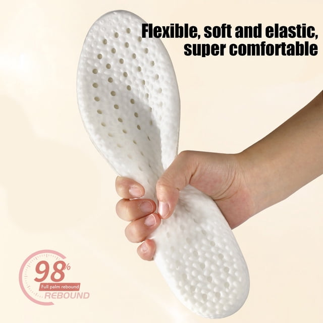 EGNMCR Semelles en Laine Thermique avec Évents d'Aération, Montrées dans une Vue Gros Plan, Flexibles à la Main pour Démontrer Leur Conception Douce, Élastique et à Haute Résilience. les Semelles Blanches Présentent des perforations pour l'Aération et Conviennent aux Bottes d'Hiver, aux Chaussures de Randonnée et à la protection par Temps Froid. la Superposition de Texte Met en Valeur « 98 % de Rebond Complet de la Paume » et « Super Confortables ».