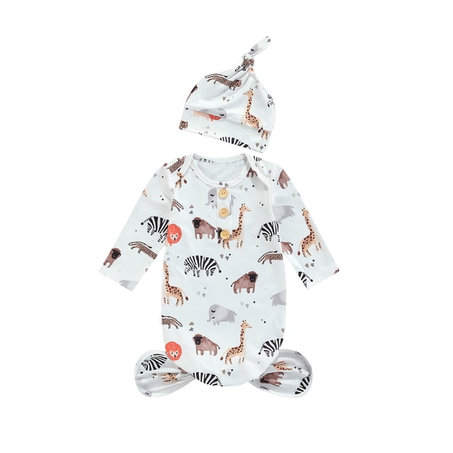 Ensemble de Robes de Nuit Unisexes pour Bébé Comprenant un Sac de Couchage à Manches Longues et un Chapeau Assorti. la Tenue Est Fabriquée en Fibre de Lait Douce et Met en Valeur un Imprimé Ludique d'Animaux de Dessin Animé avec des Girafes, des Zèbres et des Renards sur un Fond Blanc. la Robe a un Col Rond, des accents de Boutons en Bois et un Bas Noué pour des Changements de Couche Faciles. Convient aux Nouveau-Nés de 0 à 3 Mois, Idéale pour les Saisons de Printemps et d'Automne.