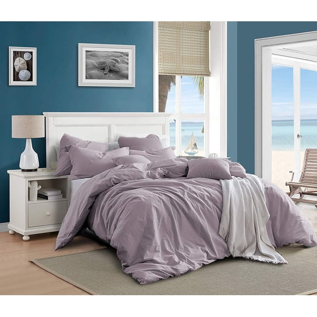 Swift Home Housse de Couette Unie 100 % Coton Prélavée Couleur Lavande sur Lit en Bois Blanc avec Taies d'Oreiller Assorties et Jeté Texturé Blanc, ensemble dans une Chambre Côtière Lumineuse avec Murs et Fenêtres Bleus Surplombant une Plage de Sable, Offrant une Douceur Respirante et un Entretien Facile pour Tout ensemble de Literie.