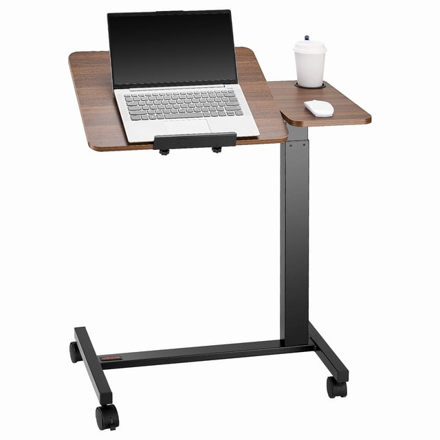 VEVOR Table de Lit Mobile, Bureau Latéral avec Roulettes de Bureau Rabattable et Porte-Gobelet, Doté d'Une Hauteur Réglable avec un Système Hydraulique et un design en Bois et Noir. le Bureau Divisé Comprend une section Inclinable pour Ordinateurs Portables et une section Fixe avec un Porte-Gobelet. Équipé de Quatre Roulettes pour la Mobilité et d'Une base Robuste en Forme de H pour la Stabilité. Convient pour Travailler, Manger, Étudier Ou comme Bureau Debout.