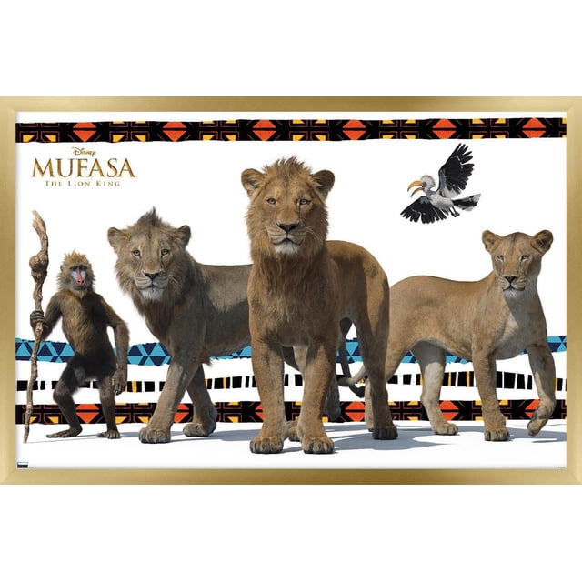 Disney Mufasa : Le Roi Lion - Affiche Murale de Groupe Mettant en Vedette Trois lions Debout Côte à Côte avec un Babouin Tenant un Bâton en Bois à Gauche et un Oiseau Cornet Volant au-Dessus, sur Fond Blanc avec des Motifs Tribaux Décoratifs orange, Noir et Bleu le Long des Bords du Dessus et du Milieu, Imprimée sur du Papier d'Affiche Lustré, Convenant à la Déco Intérieure.