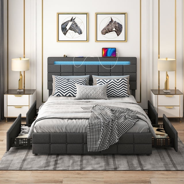 Costway Lit Plateforme Rembourré à DEL Format Grand avec 4 Tiroirs de Rangement et ports USB en Gris. le Lit Présente une Tête de Lit à DEL Réglable avec des Couleurs et une Luminosité Personnalisables, un Cadre Robuste en Bois et Métal avec une Capacité de Charge de 880 Lb, et Quatre Tiroirs Spacieux Moulés par Injection pour un Rangement Organisé. la Hauteur de la Tête de Lit Est Ajustable pour Accueillir des Matelas de 10 à 12 Pouces. les ports USB Intégrés Offrent un Appareil Pratique de Recharge. le Lit Est Présenté dans un Cadre de Chambre Moderne avec des Coussins Décoratifs, des Tables de Nuit