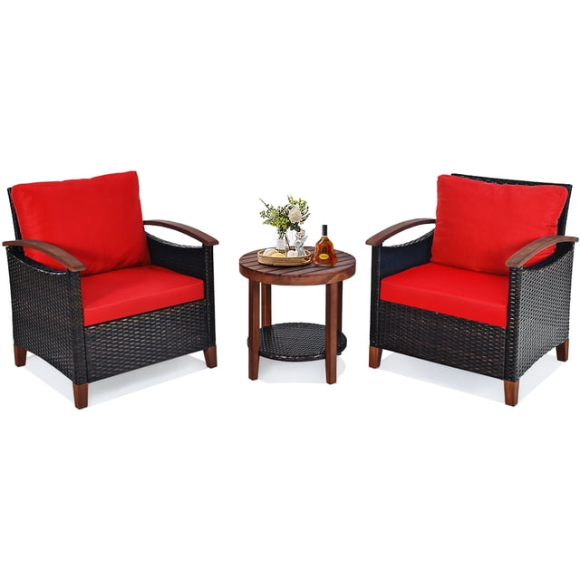 Patiojoy Ensemble Bistro de Patio en Rotin 3 Pcs avec Cadre en Bois d'Acacia, Comprenant Deux Chaises en Rotin Noires avec Coussins Rouges et une table d'Appoint Ronde Assortie avec Deux Étagères de Rangement. les Chaises Ont de Larges Accoudoirs et Dossiers pour le Confort, la table Offre un Grand Rangement et un design Élégant Adapté aux Espaces Extérieurs comme les Jardins, les Balcons Ou les Cours Arrière.