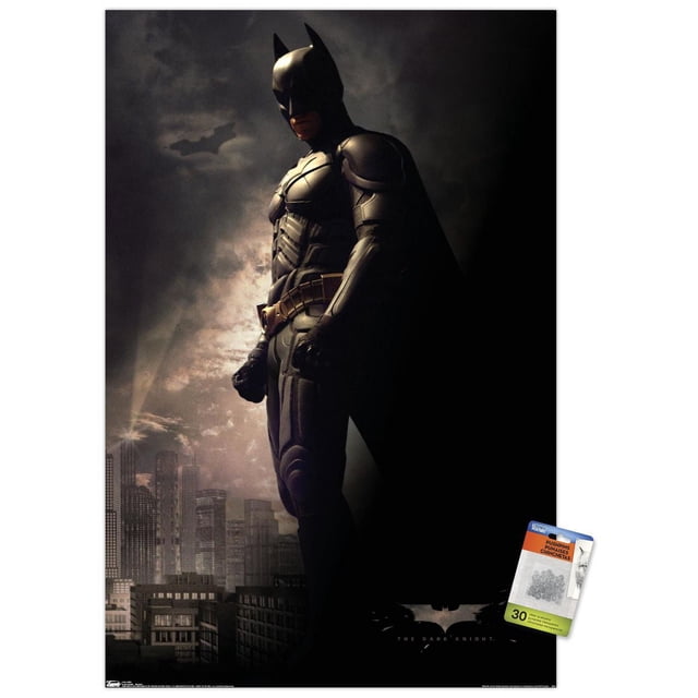 DC Comics Film - The Dark Knight - Batman dans l'Ombre Affiche Murale, 22,375 Pouces x 34 Pouces Mettant en Vedette Batman en Tenue Blindée Noire avec cape et Ceinture Utilitaire Se Tenant de Profil contre une Ligne d'Horizon de Ville Sombre avec des Cieux Nuageux et un Symbole de Chauve-Souris en Arrière-Plan, Convient à la Déco Maison et à l'Art Mural.