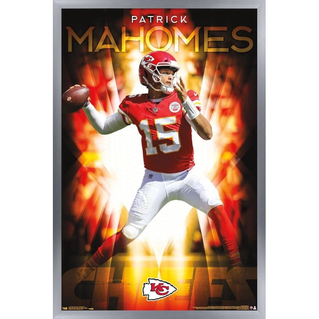 NFL Kansas City Chiefs - Patrick Mahomes II Affiche Murale 18, 22,375 Po x 34 Po Encadrée Représentant le Quart-Dos Patrick Mahomes en Uniforme des Chiefs Rouge et Blanc Numéro 15 Lançant un Ballon de football, sur Fond orange et Jaune Ardent avec le logo des Chiefs au Bas, Encadrée en Argent. Idéale pour Décorer les Chambres de Fans de Sport, les Bureaux Ou les Résidences Étudiantes.
