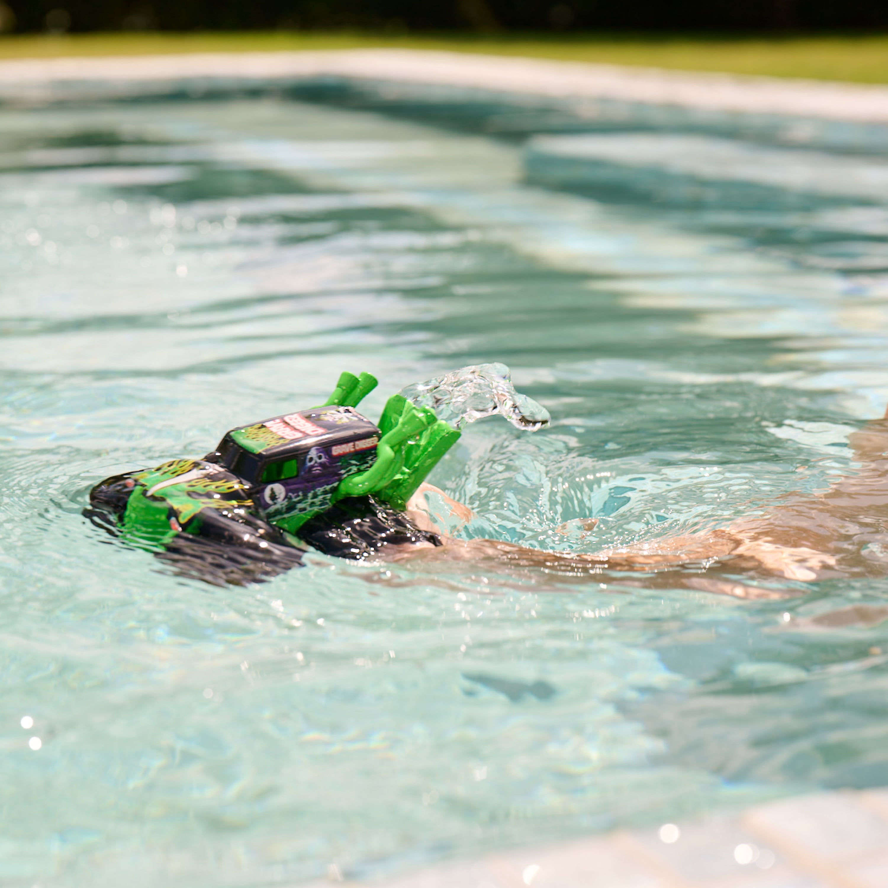 SwimWays, Monster Jam, Coffret Monstres Wave Sprayers, Grave Digger et Zombie, Coffret de 2 monster trucks, jouets de piscine pour enfants, accessoires pour fêtes au bord de la piscine, jouets Monter