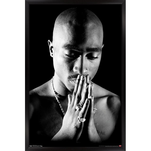 Tupac - Affiche Murale de Prière, 14,725 Po x 22,375 Po, Affiche Lustrée en Noir et Blanc Représentant une Figurine Sans Chemise avec les Mains Pressées pour la Prière, Ornée de Multiples Anneaux et d'Un Collier Chaîne, sur Fond Noir Uni, Convenant à la Décoration Murale de la Maison Ou du Dortoir.