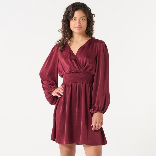 Robe Croisée en SATIN DV, Bourgogne Foncé, avec Encolure en V Croisée, Manches Longues Bouffantes Froncées aux Poignets Élastiques et Grand Ceinture Froncée Qui Serre la Taille, Fabriquée en Tissu SATIN Lisse, Montrée à l'Avant sur un Modèle sur Fond Blanc, Convient aux occasions Décontractées Ou Habillées et Se Superposent Souvent avec des Vestes Ou des Bottes.