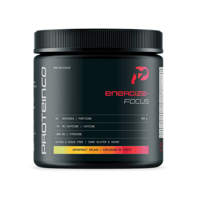 ProteinCo Energize+ Formule de Poudre pour Boisson Énergisante dans un Contenant Noir avec Marque Rouge et Blanche. Comprend 60 Portions, 170 mg de Caféine, 1000 mg de L-Tyrosine et une Saveur Éclaboussure de Superfruits. Sans Gluten et Sans Sucre, Conçue pour la concentration, la concentration et comme Supplément de BCAA.