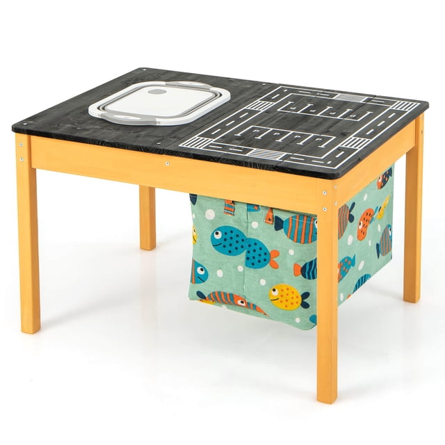 Costway Table d'Activités 3-en-1 pour Enfants avec Bac à Eau Pliable et Sac de Rangement Grande Capacité. la Table Présente un Plateau à Motif Noir avec un design de Piste de Course et de Stationnement, un Bassin d'Eau Intégré avec un Trou de drainage et un Sac de Rangement en Tissu Coloré avec des Motifs de Poissons. Fabriquée en Bois de Sapin Robuste avec des Coins Arrondis, Elle Convient aux Enfants de 3 à 8 Ans pour des Activités comme Jouer, Dessiner Ou Étudier. Dimensions : 31.5 x 23.5 x 19.5 Pouces.