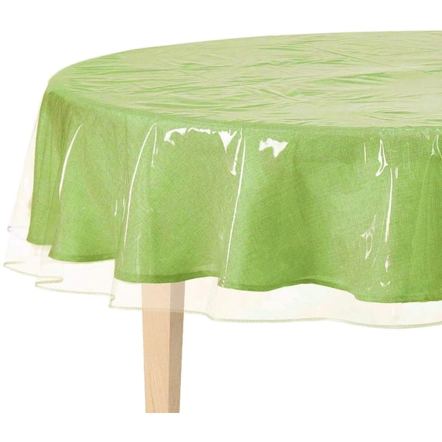 BNYD Protecteur de Nappe en Plastique Transparent Nappe en Vinyle (70 Pouces Rond) Affichée sur une Table Ronde avec une Nappe en Tissu Vert en Dessous. le Matériau en Vinyle Cristal-Transparent Met en Valeur la Couleur et la texture de la Nappe Tout en Offrant une protection contre les Déversements, les Taches et les Égratignures. le Protecteur de Nappe Présente des Bords Entièrement Ourlés, à Double Piqûre pour la Durabilité et Est Fabriqué à Partir de Vinyle de Calibre Lourd de 6 mil. Idéal pour un Usage Quotidien, Il Est Facile à Nettoyer avec un Chiffon Humide.