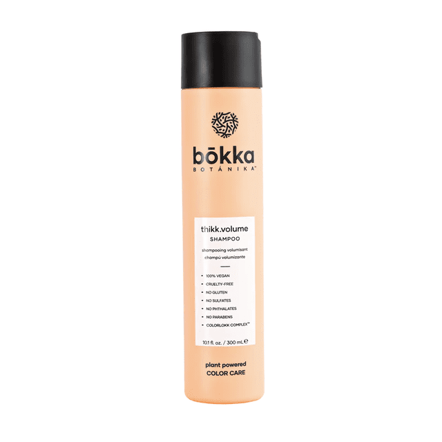 Bokka Botanika Thikk Shampooing Volumisant en Bouteille de 10,1 Oz (300 ml). l'Emballage Couleur Pêche Présente un Bouchon Noir et une Marque Audacieuse avec des Détails sur le Produit Mettant en Valeur Sa Formule Végane, Sans Cruauté, Sans sulfates, Parabènes et Phtalates. Idéal pour les Soins Capillaires, Ajoute de la Plénitude et du Corps aux Cheveux Fins, Mous et Colorés Tout en Protégeant la Couleur des Cheveux avec le Complexe COLORLOKK.