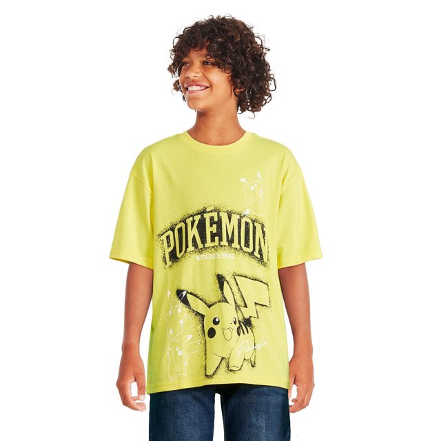 Pokemon T-shirt Pikachu pour Garçons en jersey Jaune Vif avec Encolure Ras du Cou et Manches Courtes, avec une Grande Impression Graphique de Pikachu à l'Avant et le Mot Pokemon en Noir, Assorti à des jeans Bleu Foncé pour Tenue Décontractée.