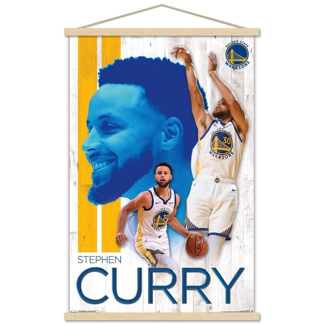 NBA Golden State Warriors - Affiche Murale Stephen Curry 19, 22,375 Pouces x 34 Pouces Encadrée Présentant un Fond en Planches de Bois Blanches avec Deux Rayures Jaunes Verticales à Gauche. l'Affiche Affiche un Grand Profil silhouette Bleu de la Tête de Stephen Curry derrière Deux Photos d'Action de Curry dans Son Uniforme Blanc Golden State Warriors avec Numéro 30, l'Un Dribble un Ballon de basketball et l'Autre Tire un Coup de Saut. le logo Golden State Warriors Se Situe dans le
