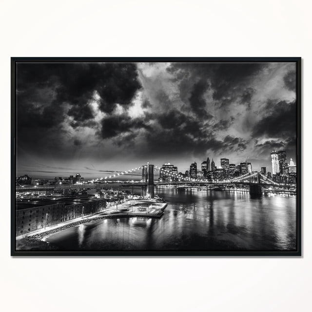 Design Art Nuit Incroyable à New York Impression d'Art sur Toile Encadrée Montrant une Vue Panoramique en Noir et Blanc du Pont de Brooklyn Illuminée de Lumières à Cordes au-Dessus de la East River, avec la skyline de Manhattan sous un Ciel Dramatique et Nuageux, Imprimée sur Toile Résistante à la Décoloration Tendue sur un sous-Cadre en Bois de 1 Po et Enveloppée dans un Cadre Flottant Noir, Prête à Accrocher avec la Quincaillerie Incluse.
