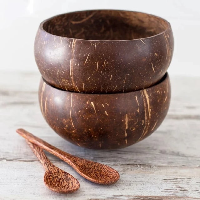 EGNMCR Bols à Pâtes Gobelet Boisson Authentique Gobelet 100 Naturel Style Fidji Bol à Noix de Coco. Deux Bols à Noix de Coco Écologiques et Faits à la Main avec des textures et des imperfections Uniques, Assortis à Deux Cuillères en Bois sur une surface en Bois Rustique. Idéal pour Servir des Pâtes Ou comme Pièce Décorative pour des Célébrations Culturelles.