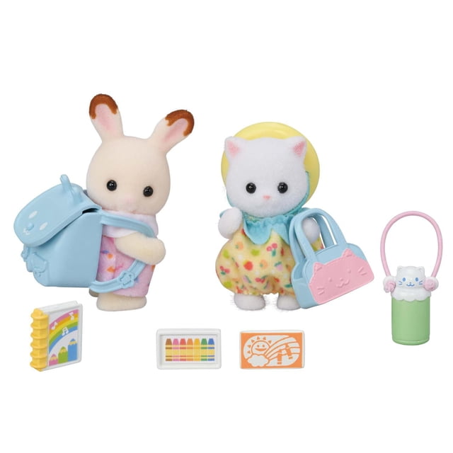 Calico Critters Nursery Friends - Duo à Marcher, Ensemble de 2 Figurines de Collection avec Accessoires Montrant un Bébé Chocolate Rabbit Crème en Vêtements Roses Tenant un Sac à Dos Bleu Pâle, et un Bébé Persian Cat Blanc dans une Barboteuse Florale Jaune avec Col Bleu et Chapeau Jaune Tenant un Sac Fourre-Tout Bleu et Rose. Comprend un Carnet de Croquis Arc-en-Ciel, une Boîte à Craies de Cire, un Dessin Soleil orange et Musique, et une Bouteille d'Eau Verte avec Visage de Chat Blanc et Poignées Roses sur Fond Blanc.