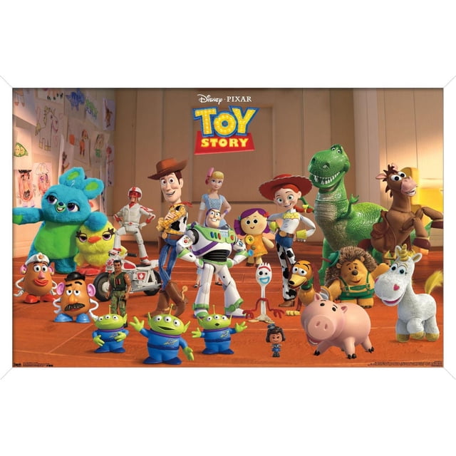 Disney Pixar Toy Story 4 - Affiche Murale Collage Mettant en Vedette des Personnages Emblématiques comme Woody, Buzz Lightyear, Jessie, Rex, Bullseye, Hamm, Slinky Dog, Forky, Mr. Potato Head, Trois Extraterrestres Verts, Canard et Lapin Arrangés sur un Plancher de Bois avec des Dessins pour Enfants sur le Mur derrière Eux.